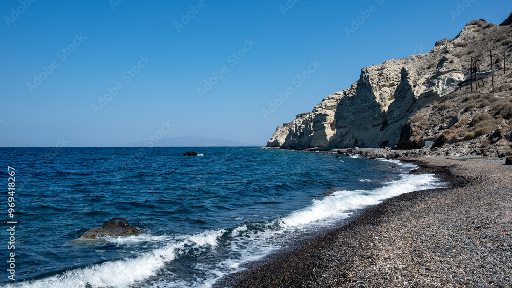 Paysage maritime du littoral de l'île grecque des Cyclades de Santorin avec ses falaises volcaniques autour de la plage de Katharos Paysage maritime du littoral de l'île grecque des Cyclades de Santorin avec ses falaises volcaniques autour de la plage de Katharos