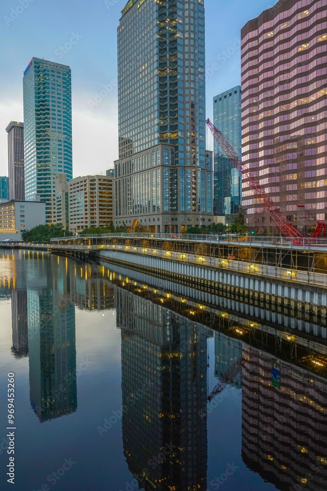 Naklejka premium Night view of Tampa Florida along the Hillsborough River in the evening
