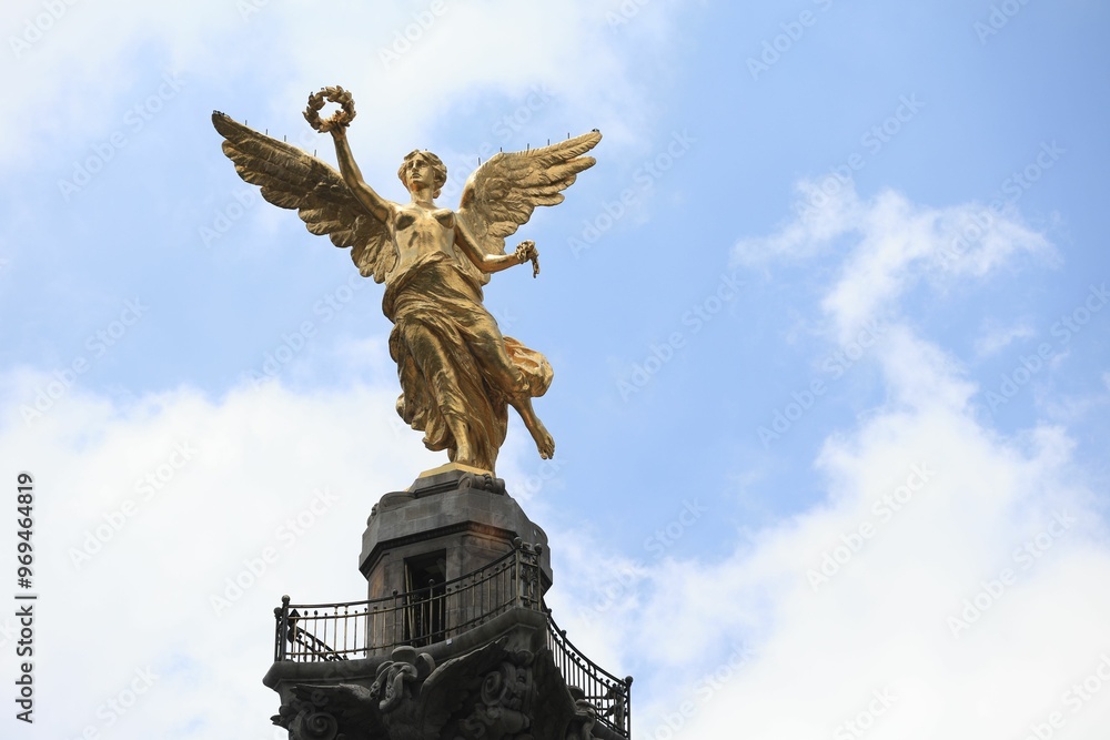 Fototapeta premium Angel of Independence sculpture in Mexico City, a cultural icon for celebrations and national events