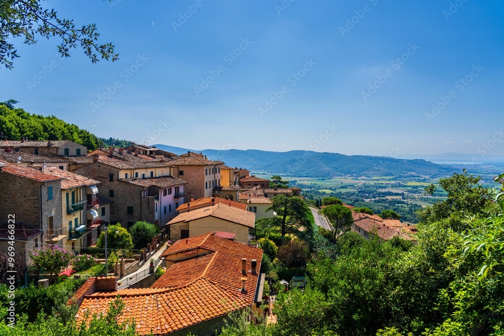 Obraz premium Hillside village in Tuscany with scenic landscape