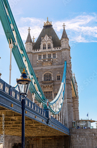 Die Historische Tower Bridge mit türmenden Strukturen und blauem Unterteil unter einem klaren Himmel, London, Vereinigte Königreich Großbritannien