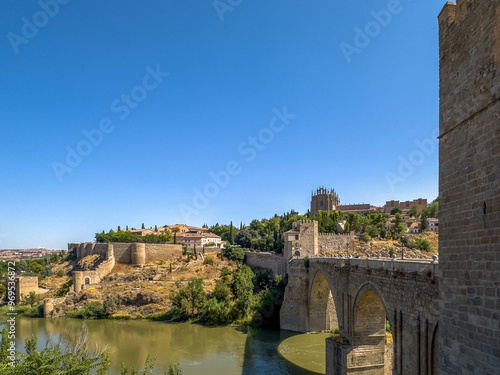 Wieża obronna obok kamiennego mostu nad rzeką Tag prowadzącego do średniowiecznego Toledo, Hiszpania, Europa