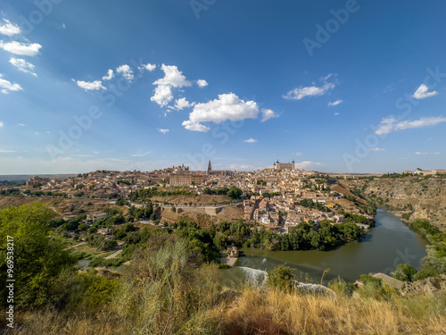 Obraz na płótnie Toledo, średniowieczne miasteczko umiejscowione nad rzeką Tag, wpisane na listę dziedzictwa UNESCO, tylko pół godziny pociągiem od Madrytu. w salonie