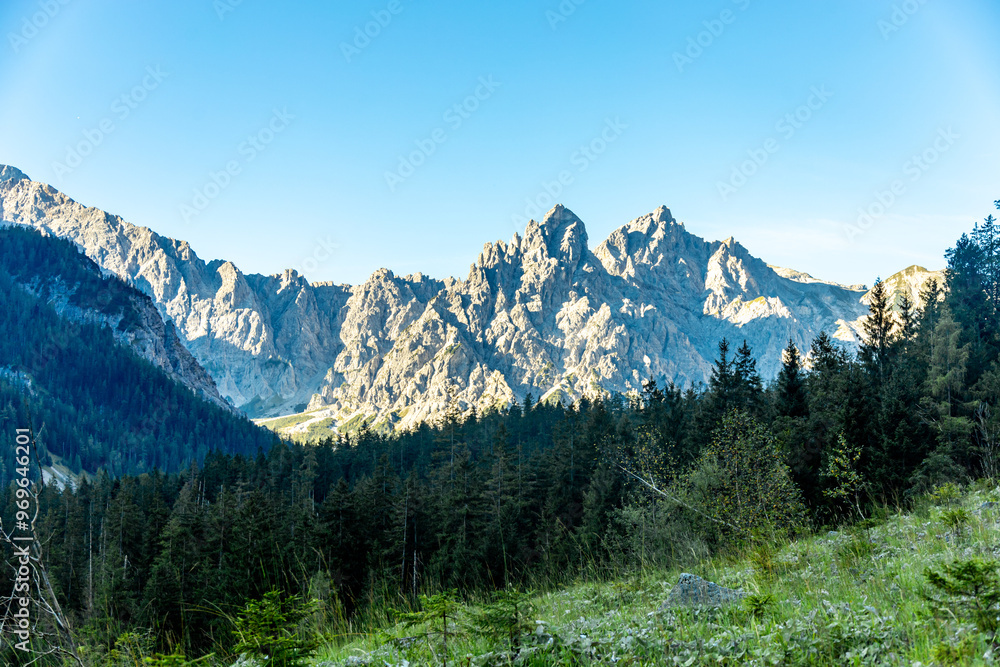Fototapeta premium Eine wunderschöne Spätsommer Wanderung durch die Berchtesgadener Alpenlandschaft bis zum Blaueisgletscher - Berchtesgaden - Bayern - Deutschland