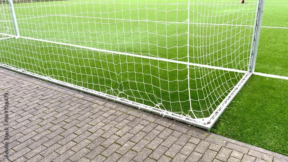 Kunstrasen Sportplatz Fußballfeld und Fußballtor Kunstrasen Sportplatz Fußballfeld und Fußballtor