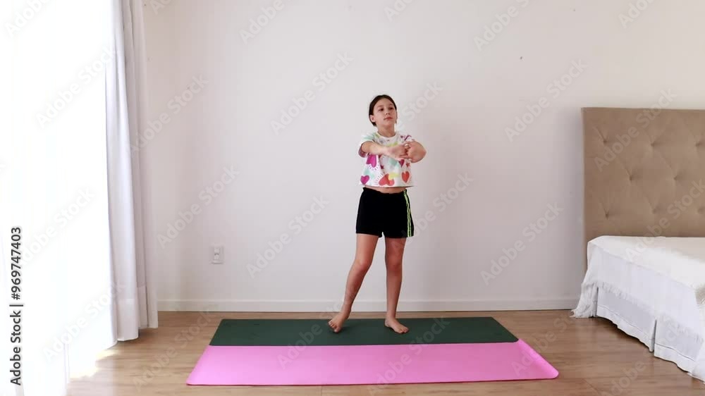 Menina pré adolescente faz exercicios e alongamento em casa Menina pré adolescente faz exercicios e alongamento em casa