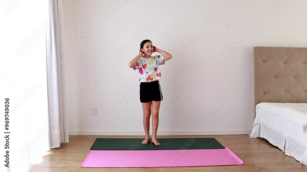 Menina pré adolescente faz exercicios e alongamento em casa Menina pré adolescente faz exercicios e alongamento em casa