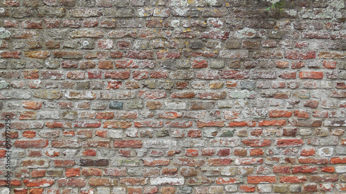 Eine große, gepflegte Ziegelsteinmauer in rotbraunen, grauen und braunen Tönen mit schöner Textur photo