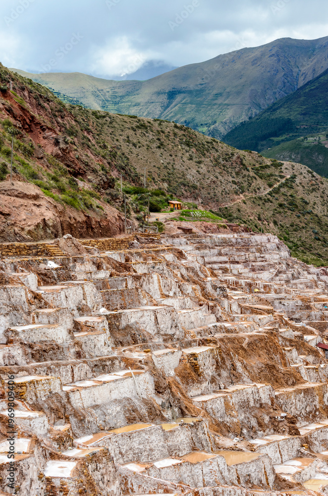Naklejka premium Viasta al valle desde las Salinas de Maras en Cusco, Perú.
