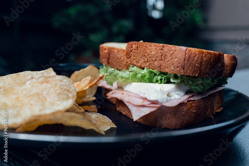 Sandwich de jamon de pavo con panela acompañado de papas photo