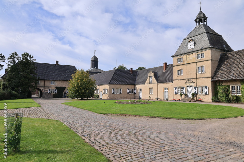 Fototapeta premium Blick auf das Historische Wasserschloss Westerwinkel in Ascheberg im Münsterland 