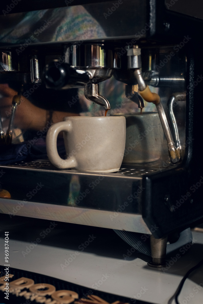 Preparacion de bebida con cafe y leche en maquina en una cafeteria Mexicana Preparacion de bebida con cafe y leche en maquina en una cafeteria Mexicana