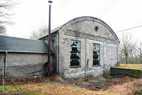 Lost Place Lagerhalle, Werkhalle mit eingeschlagenen, kaputten Fenstern mit Scherben, Gleichamberg, Thüringen, Deutschland photo