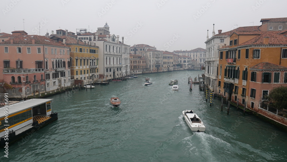 Obraz premium Venice in December, shrouded in mist and without sunlight, captures a serene and atmospheric winter beauty. Historic canals, iconic landmarks, and a tranquil ambiance define this unique, foggy scene.