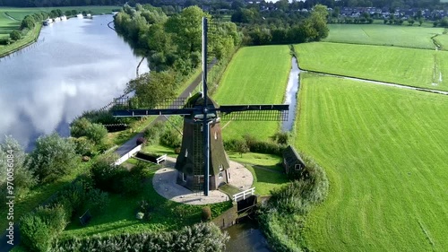 Windmühle Windpumpe am Kanal in Holland Niederlande traditionell panorama photo