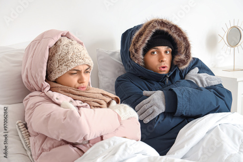 Frozen young couple with pu...