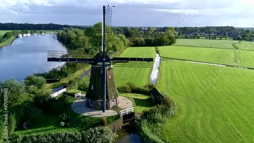 Windmühle Windpumpe am Kanal in Holland Niederlande traditionell panorama photo