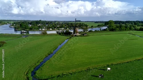 Windmühle Windpumpe am Kanal in Holland Niederlande traditionell panorama photo