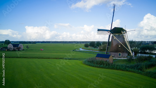 Windmühle Windpumpe am Kanal in Holland Niederlande traditionell panorama photo