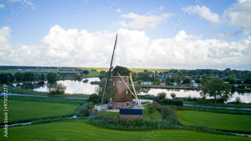 Windmühle Windpumpe am Kanal in Holland Niederlande traditionell panorama photo