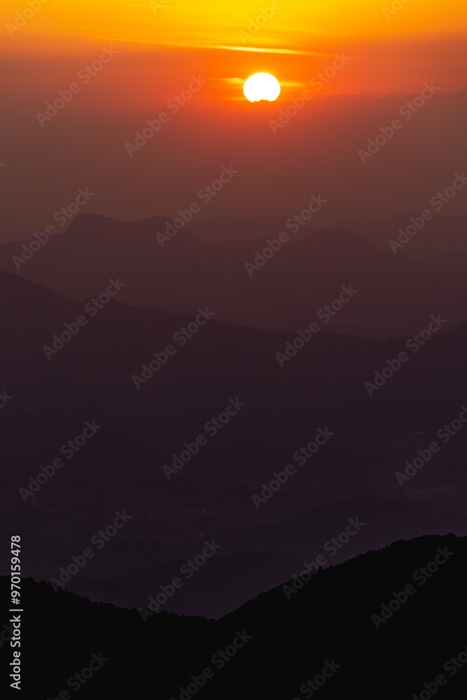 Fototapeta premium nascer do sol no alto do pico da Bandeira, na cidade de Alto Caparaó, Estado de Minas Gerais, Brasil