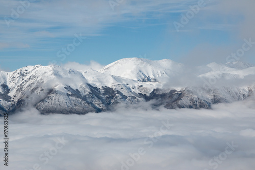 Picos de montañas nevadas con bruma