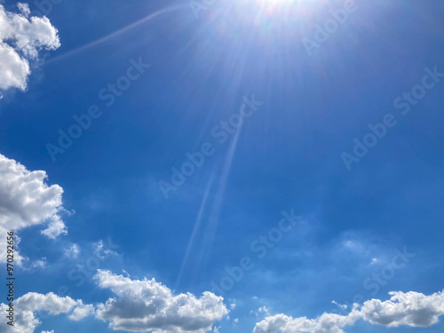 光の筋が美しい夏の終わりの空
