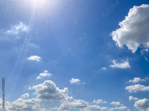 晩夏光注ぐ空軽やかな雲と共に