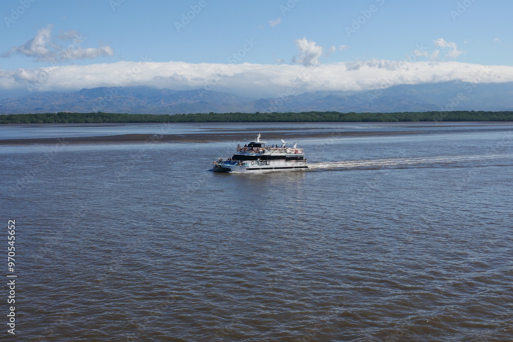 Naklejka premium Boot an der Küste in Puntaremas in Costa Rica