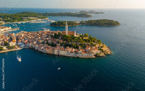 Foto As the sun sets over Rovinj Croatia, the picturesque town reveals its colorful b