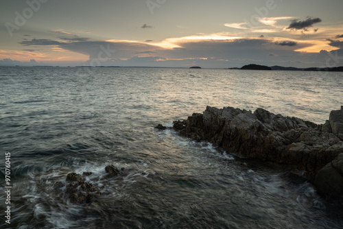 美しい夕暮れの海岸