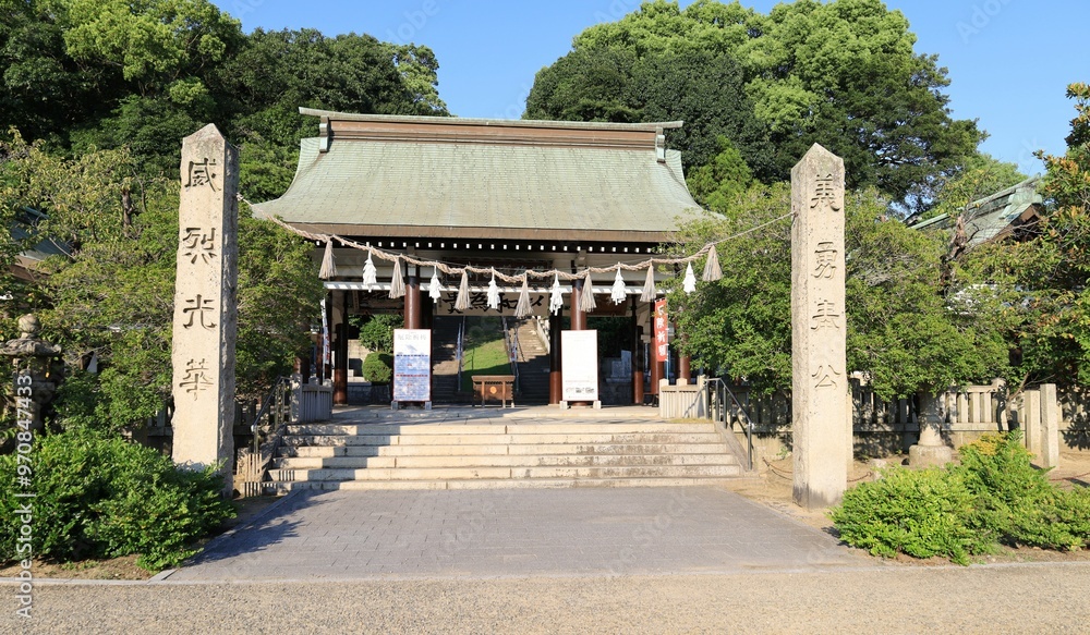 Obraz premium A Japanese shrine : a scene of the entrance gate to the precincts of Bingo-gokoku-jinja Shrine in Fukuyama City in Hiroshima Prefecture