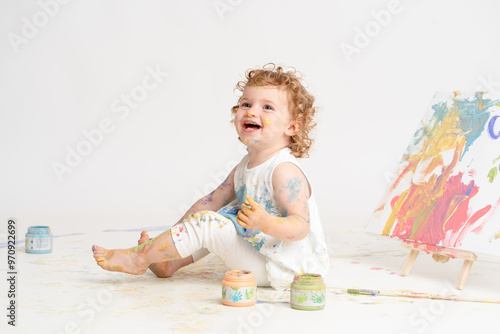 Hübsches kleines Kind Mädchen 2 Jahre malt mit Fingerfarben auf Boden, Leinwand und Körper bunt, weißer Hintergrund, isoliert Var. 4