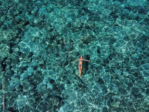 ragazza nuota nel mare trasparente in sicilia 
