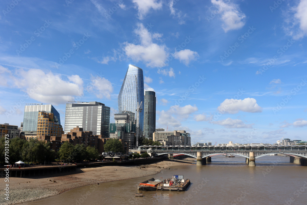 Skyline der Londoner Southbank mit dem Southbank Tower an der Themse