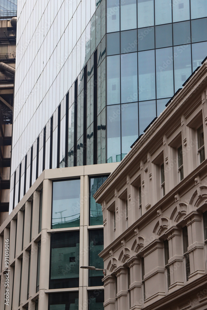 Historische Fassaden und moderne Glasfassaden nebeneinander in London, UK