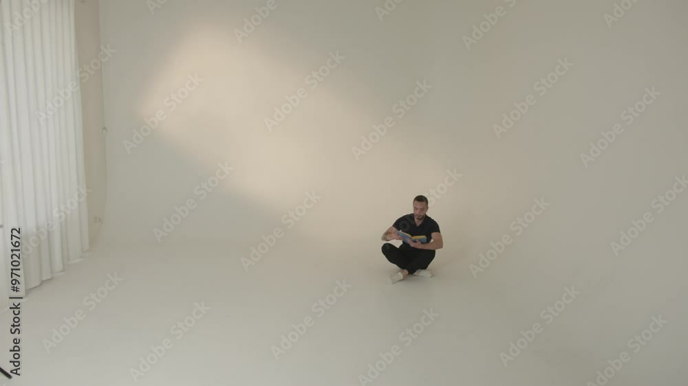 Exploring Dynamic Performance Captured Within a Minimalist Studio Environment Setting Exploring Dynamic Performance Captured Within a Minimalist Studio Environment Setting