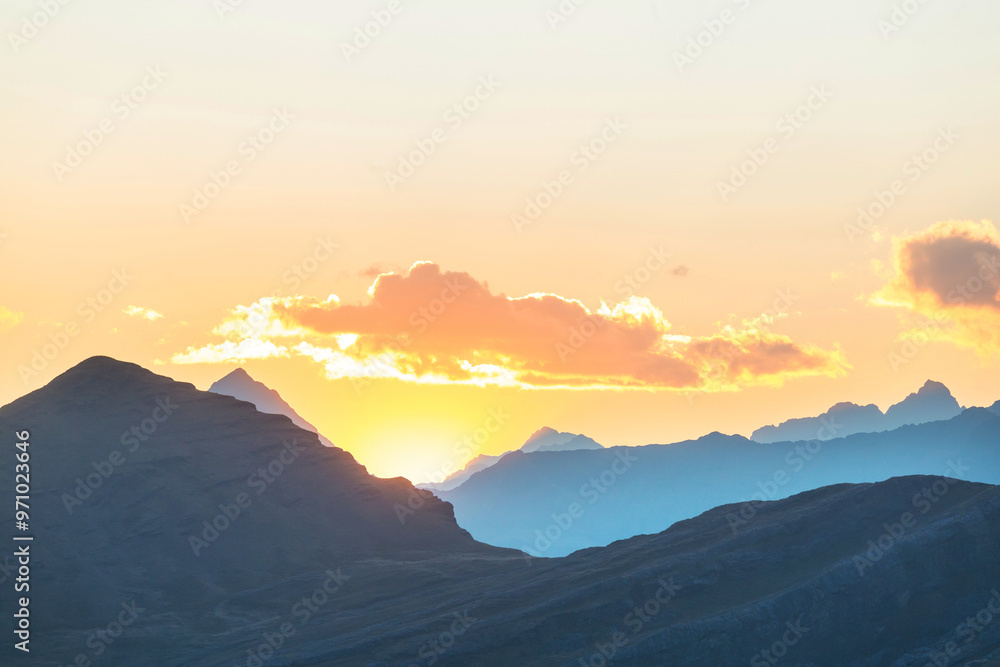 Obraz premium Mountains on sunset