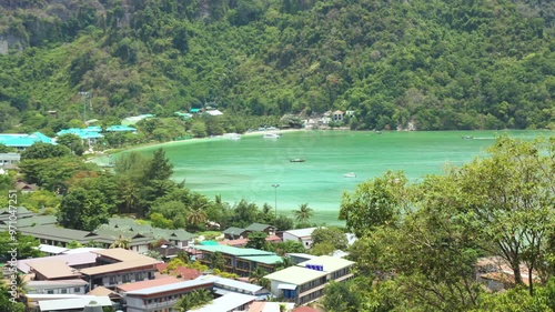 Long panoramique dezoomé d'une plage de Ko Phi Phi à l'autre