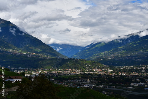 Obraz na płótnie Blick nach Meran in Südtirol w salonie