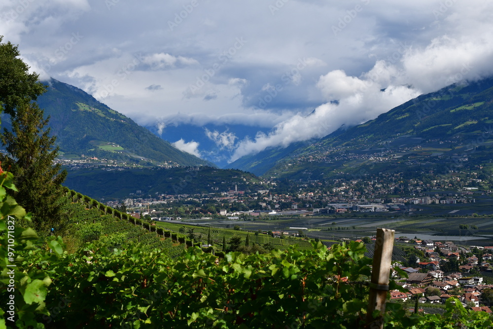Blick nasch Meran in Südtirol