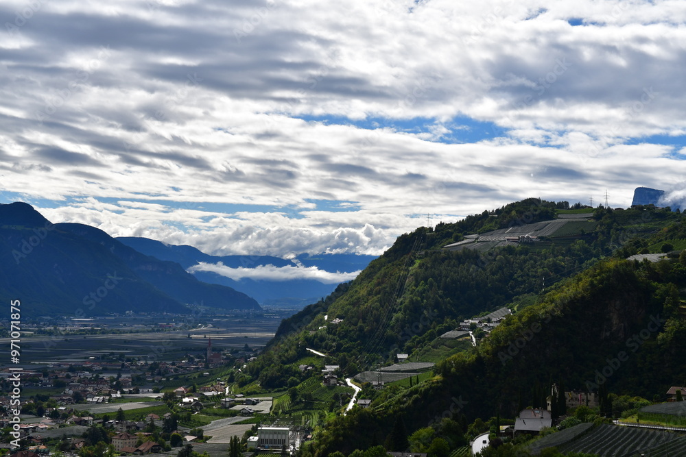 Schöne Landschaft mit Blick nach Lana in Südtirol