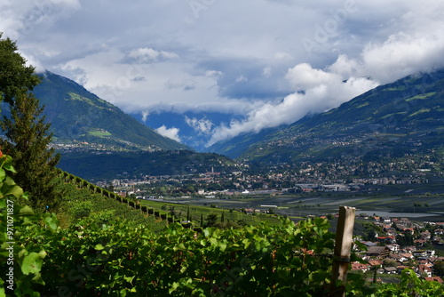 Obraz na płótnie Blick nasch Meran in Südtirol w salonie