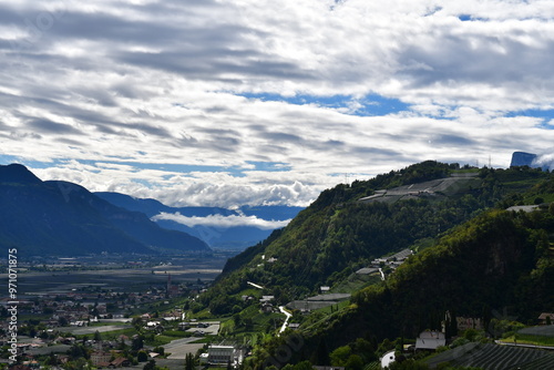 Obraz na płótnie Schöne Landschaft mit Blick nach Lana in Südtirol w salonie