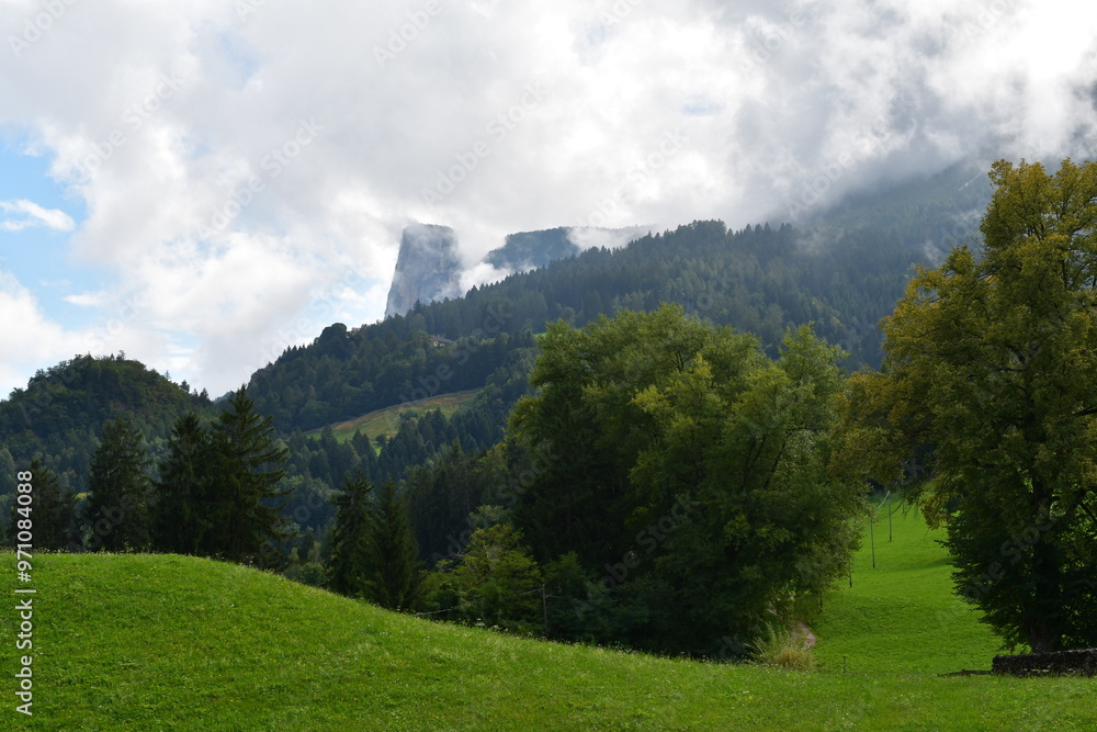 Schöne Landschaft bei Grissian in Südtirol mit Wolken