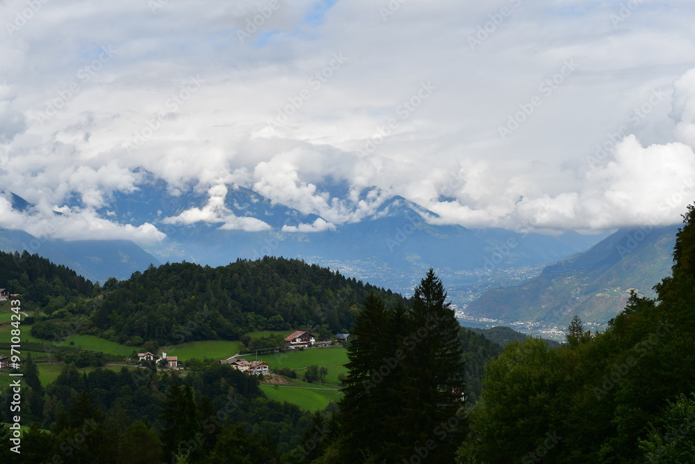 Blick nach Grissian in Südtirol mit Bergen in Wolken