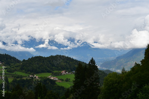 Obraz na płótnie Blick nach Grissian in Südtirol mit Bergen in Wolken w salonie