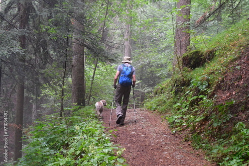 Obraz na płótnie Mann und sein Lagotto Romagnolo Hund wandern in Südtirol w salonie