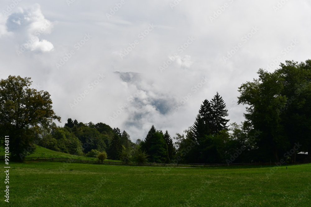 Schöne Landschaft mit Wolken bei Grissian in Südtirol