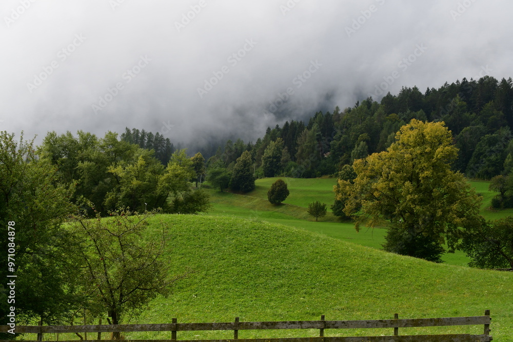 Schöne Landschaft mit Wolken bei Grissian in Südtirol